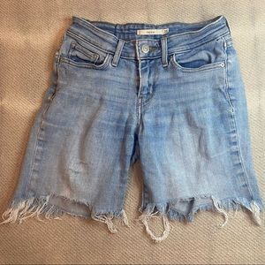 Levi’s Women’s Jean Shorts 712 Slim Distressed Size 25